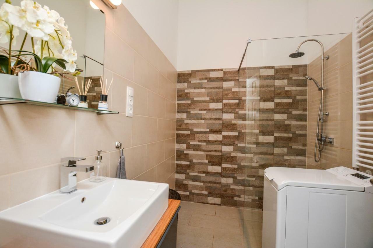 Timeless Apartment With Free Private Parking Budapest Eksteriør billede